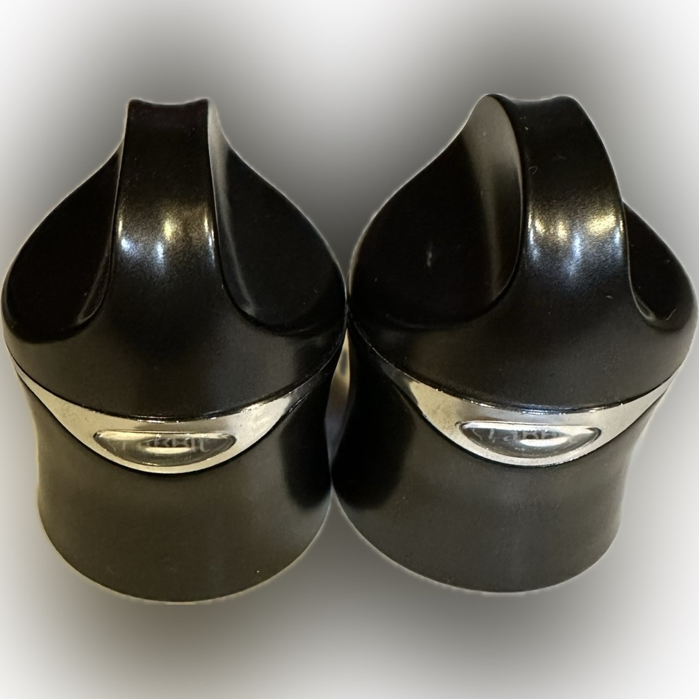 RABBIT SET OF 2 BLACK WINE & CHAMPAGNE SEALERS DRINK BAR TOAST STOPPER CORK LID